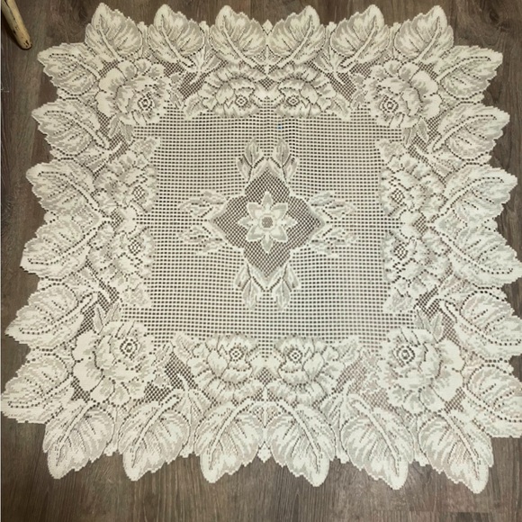 Elegant White Lace Tablecloth - Picture 2 of 4